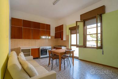 Casa indipendente bilivelli con cortile carrabile