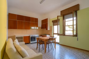 Casa indipendente bilivelli con cortile carrabile