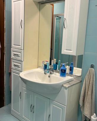 Mobile per lavabo con specchio e colonna 