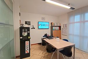 Scrivania in COWORKING, sala corsi e sala riunioni