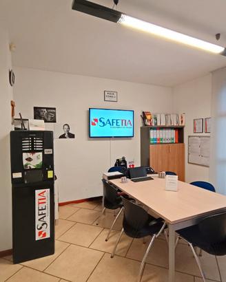 Scrivania in COWORKING, sala corsi e sala riunioni
