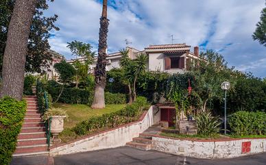 Villa su tre livelli con giardino e garage