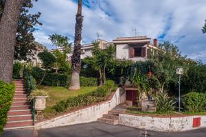 Villa su tre livelli con giardino e garage