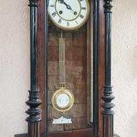 Antico orologio a pendolo