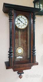 Antico orologio a pendolo