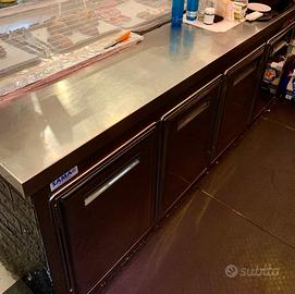 banco e attrezzature bar