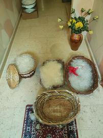 Cestini in vimini decorati