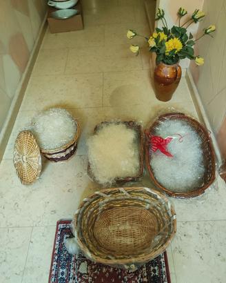 Cestini in vimini decorati