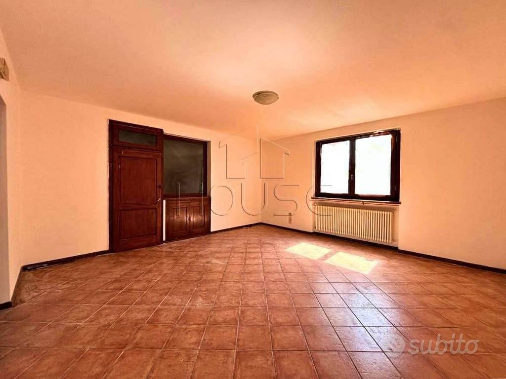 Appartamento di 170 m² con più di 5 locali e box a - Altro