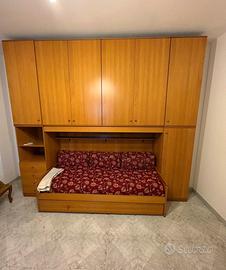 Mobile con parate attrezzata letto a scomparsa