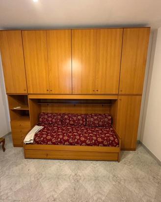 Mobile con parate attrezzata letto a scomparsa