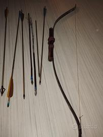 arco in legno con frecce