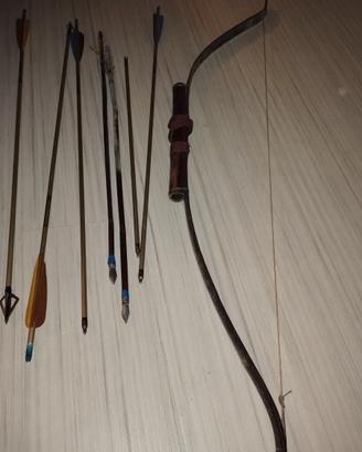 arco in legno con frecce