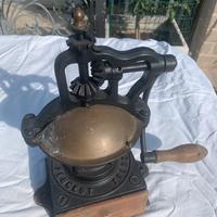 Macinacaffè antico di ghisa Peugeot da collezione