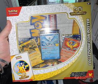 Pokemon 30º Anniversario Collezione con poster
