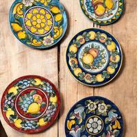 Set piatti decorativi.