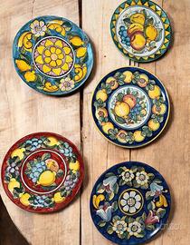 Set piatti decorativi.
