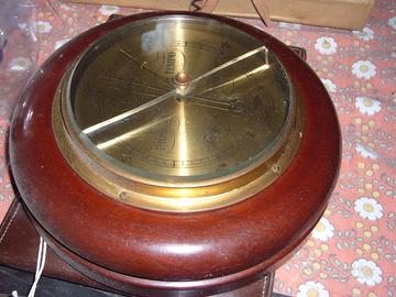 Barometro antico in legno