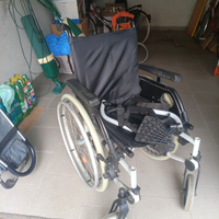 Carrozzina ortopedica per persone meno abili