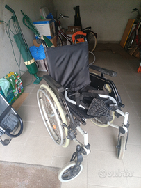 Carrozzina ortopedica per persone meno abili