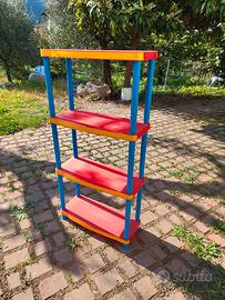 scaffale di plastica colorato
