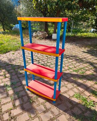 scaffale di plastica colorato