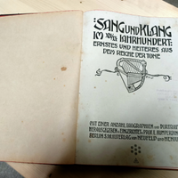 Antico libro di musica con spartiti