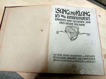 Antico libro di musica con spartiti