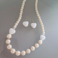 collana  e orecchini di perle bianche