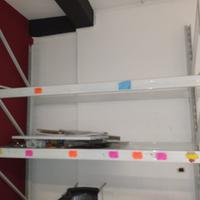 Due tipi di scaffalatura industriale