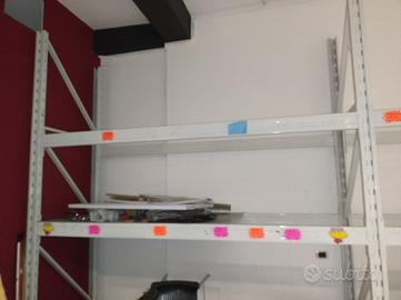 Due tipi di scaffalatura industriale