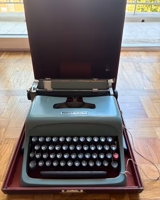 Macchina da scrivere Olivetti Studio 44