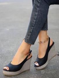 Si vendono scarpe e ciabatte