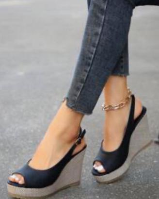 Si vendono scarpe e ciabatte
