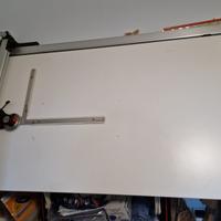 Tavolo da disegno con tecnigrafo