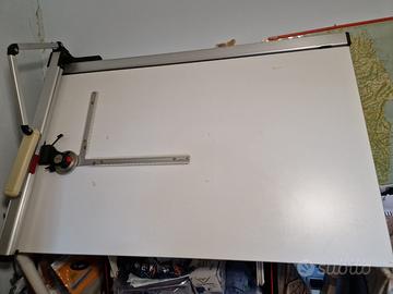 Tavolo da disegno con tecnigrafo