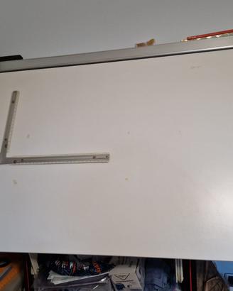 Tavolo da disegno con tecnigrafo