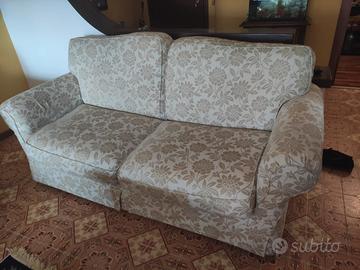 Divani PoltroneSofà beige con fiori