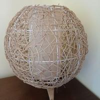 due grandi lampade a sfera in ratta