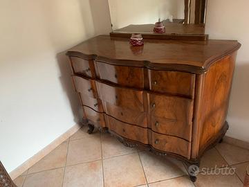 Cassettone in stile con specchio