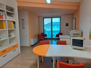 Postazione attrezzata per uso ufficio