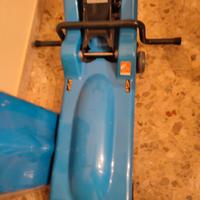 Montascale mobile a cingoli per anziani