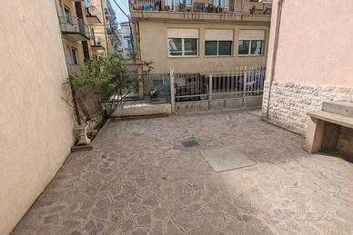 Al piano terra con cortile, vicino al mare
