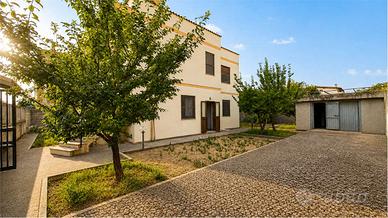 Villa unifamiliare con grande giardino.