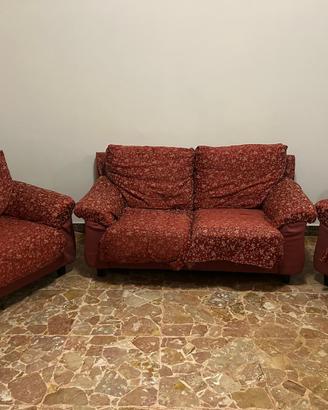 Divano due posti + due poltrone.