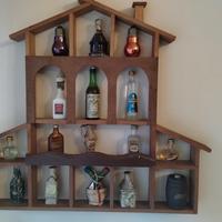 Bacheca da arredamento con bottigliette