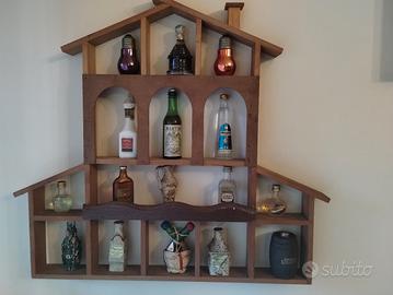 Bacheca da arredamento con bottigliette