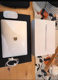Macbook air M1 Pari al nuovo (batteria al 98%)