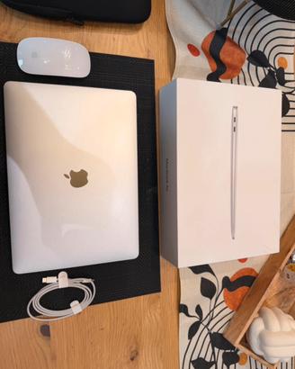 Macbook air M1 Pari al nuovo (batteria al 98%)