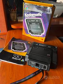 Fotocamera istantanea kodak vintage con scatolo